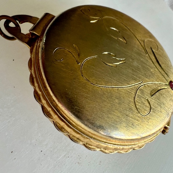 Vintage Gold-Tone Double Photo Locket Patent Pending Etched Floral Heart Motif - Picture 7 of 8